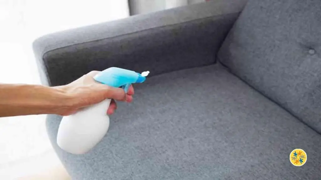 Des astuces pour nettoyer un canapé en tissu 