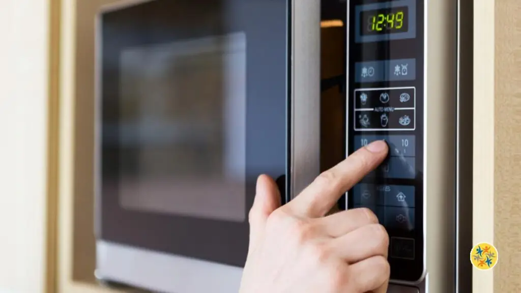 Pourquoi mon micro-ondes fait-il du bruit ?