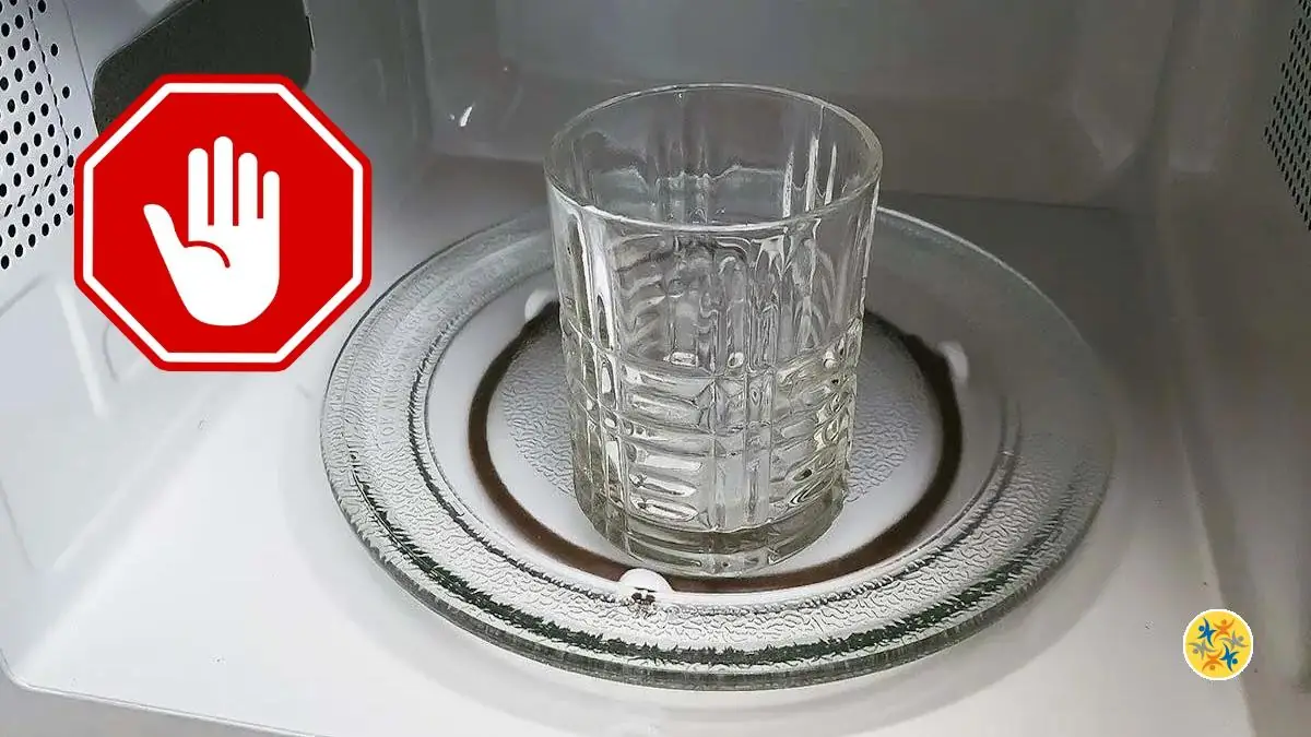 Évitez de Chauffer l'Eau au Micro-ondes pour ces Raisons