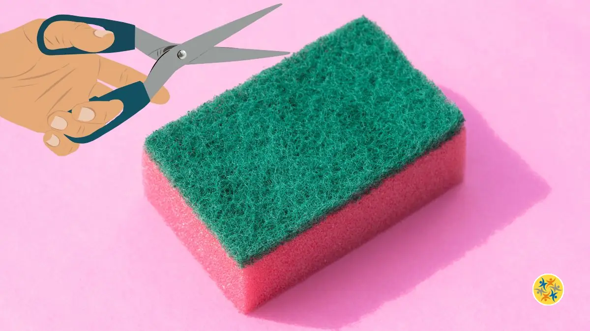 Pourquoi Couper le Coin d’une Éponge ? Une Astuce Ménage Simple et Hygiénique