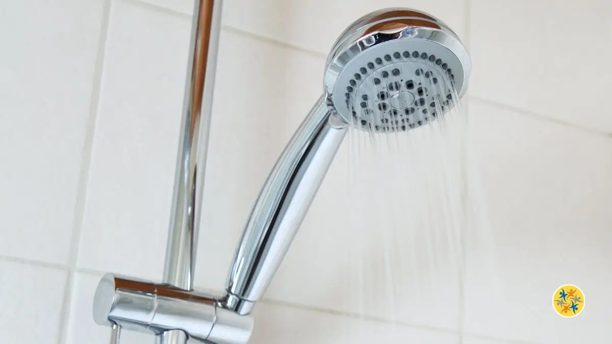Envie d’une pomme de douche comme neuve ? Sans produits chimiques !