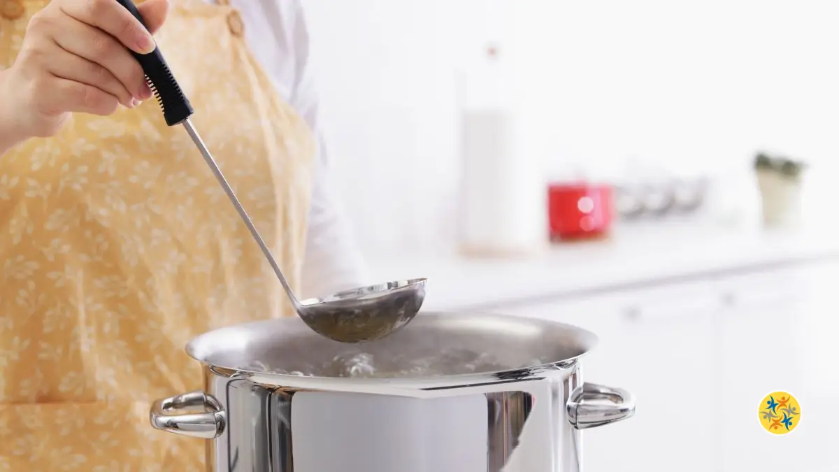 Pourquoi il ne faut jamais laisser une louche dans la casserole pendant la cuisson