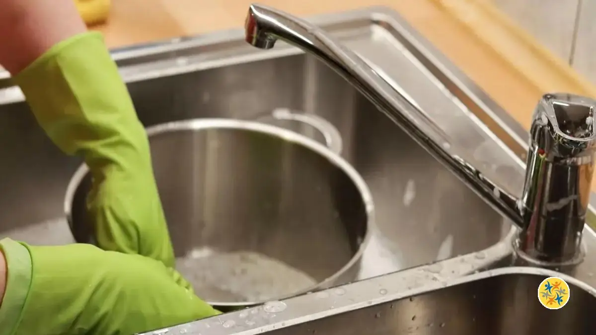 Comment Laver la Vaisselle à la Main Avec Moins d’Eau