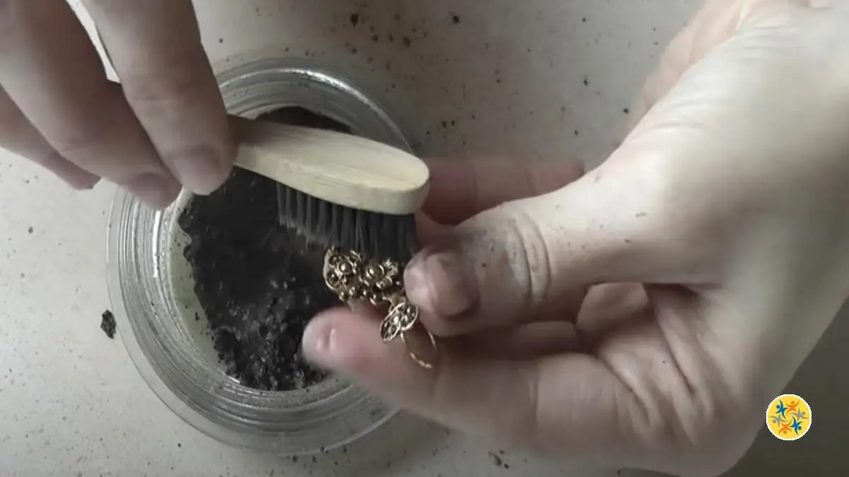 Profitez de l’Eclat grâce aux 4 Intérêts de la Cendre du Bois 20 Profiter éclat des bijoux avec Cendre du Bois