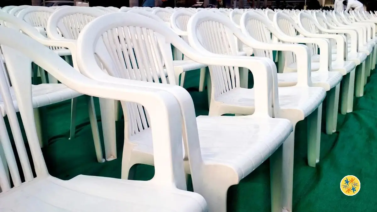 Raviver vos Chaises Blanches en Plastique avec 4 Astuces Simples