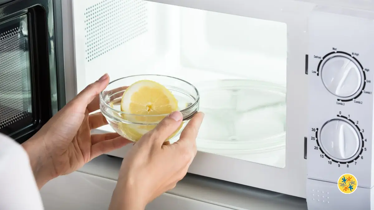 Comment nettoyer son micro-ondes sans effort avec des ingrédients naturels ?