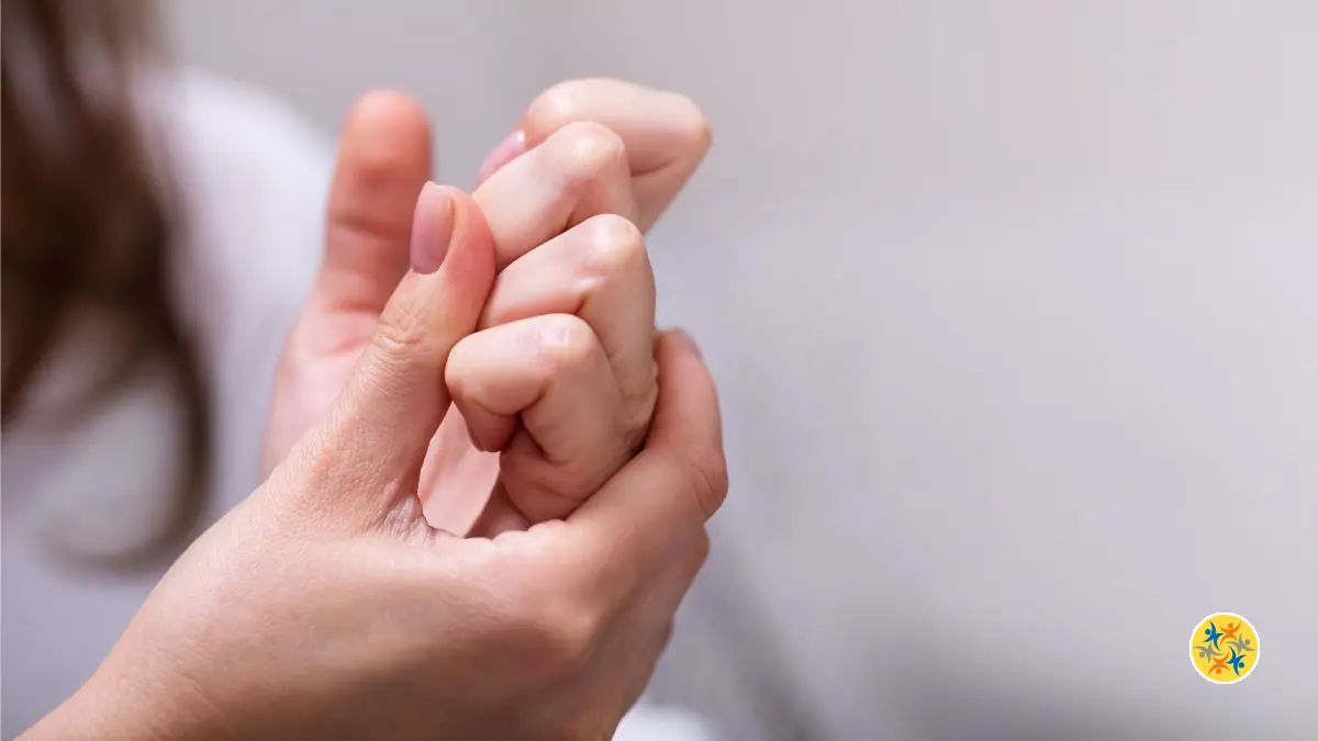 Pourquoi certaines personnes craquent-elles leurs doigts tout le temps ?
