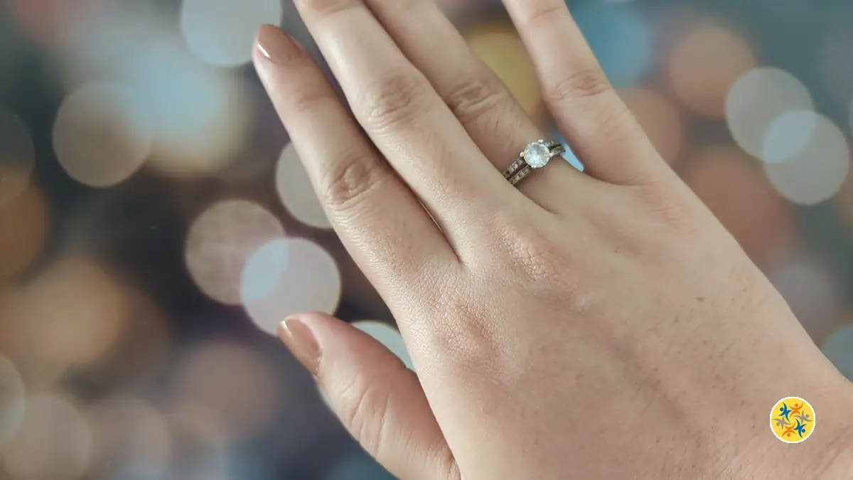 Porter une bague à la main droite : Quelle significations ?