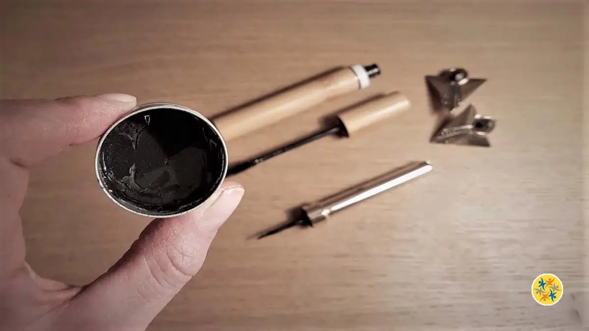 Comment Préparer un Eyeliner maison 100% Naturel