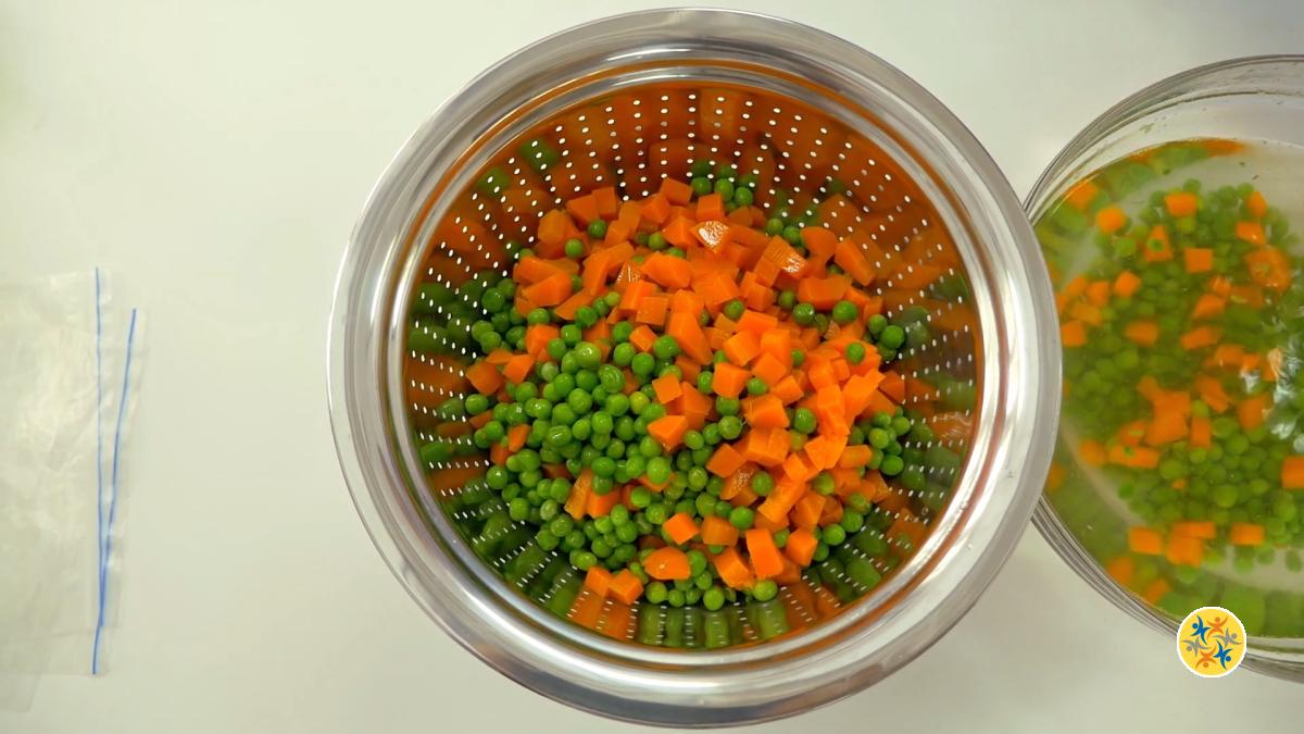 Les étapes pour conserver les pois et les carottes