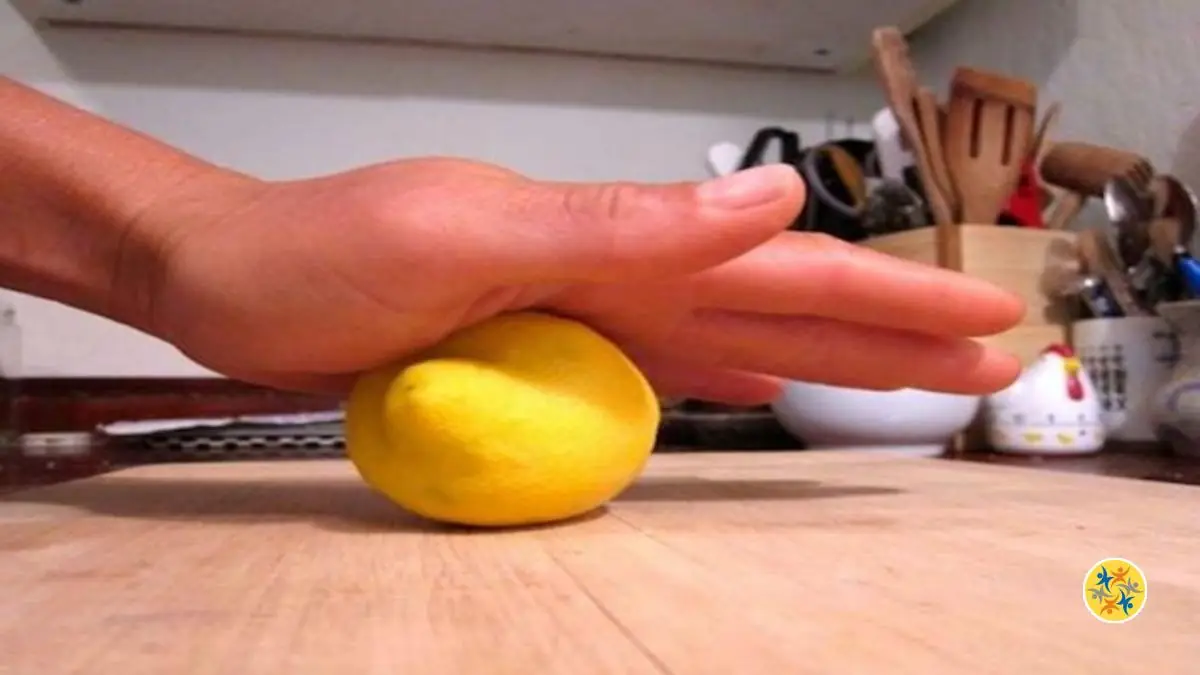 Comment Presser Efficacement un Citron en recourant à 5 Techniques Secrètes? 7 Rouler sans trop serrer pour ne pas écraser le citron. Il s'agit de ramollir la pulpe du citron pour en extraire facilement le jus