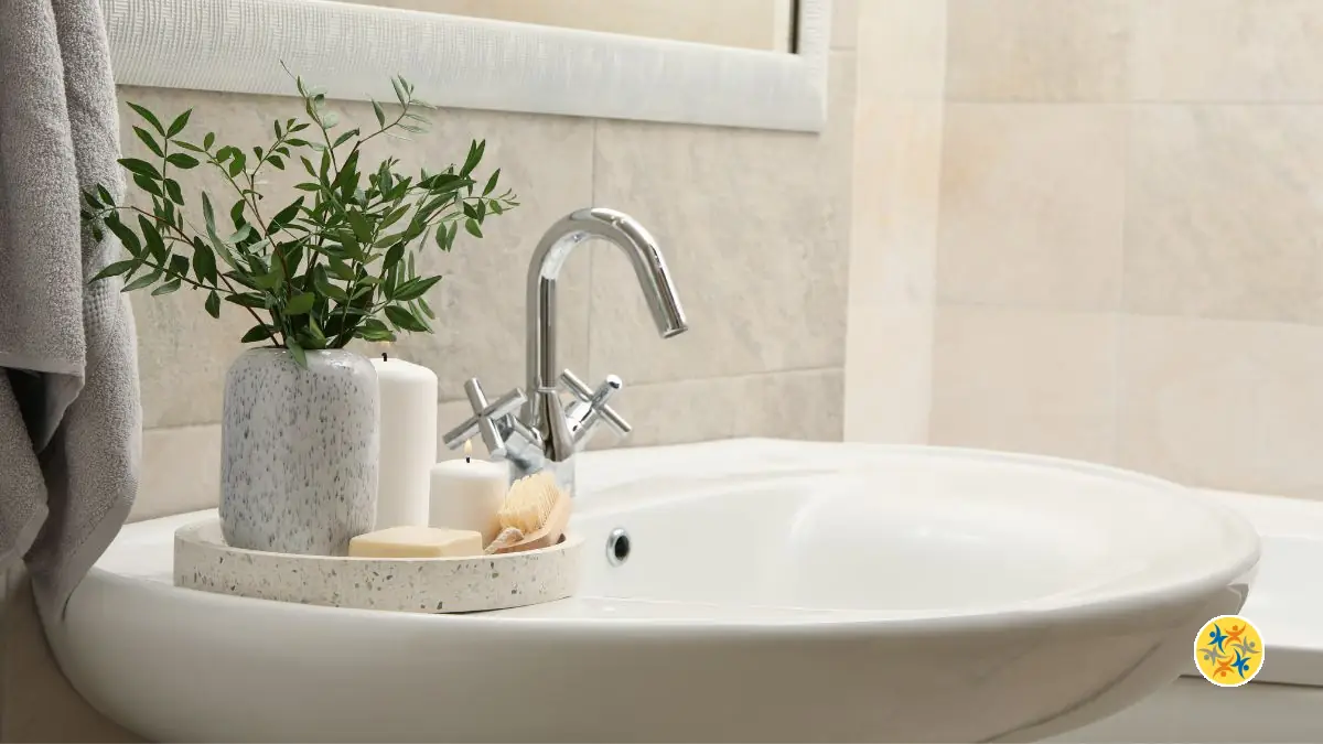 Comment ce trou évite les désastres dans votre salle de bain sans que vous le sachiez ?